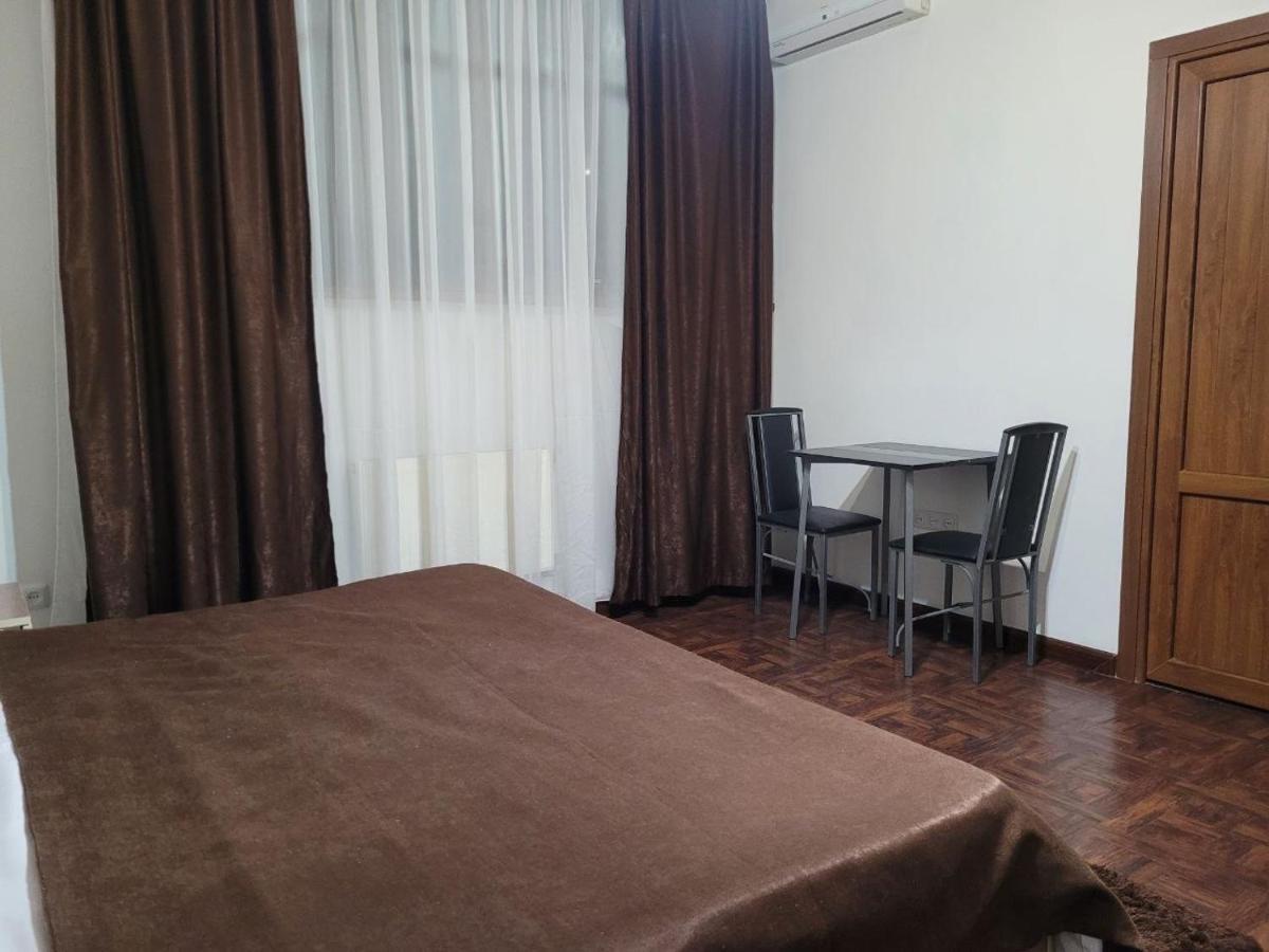 Hotel In Center Of Erévan Extérieur photo