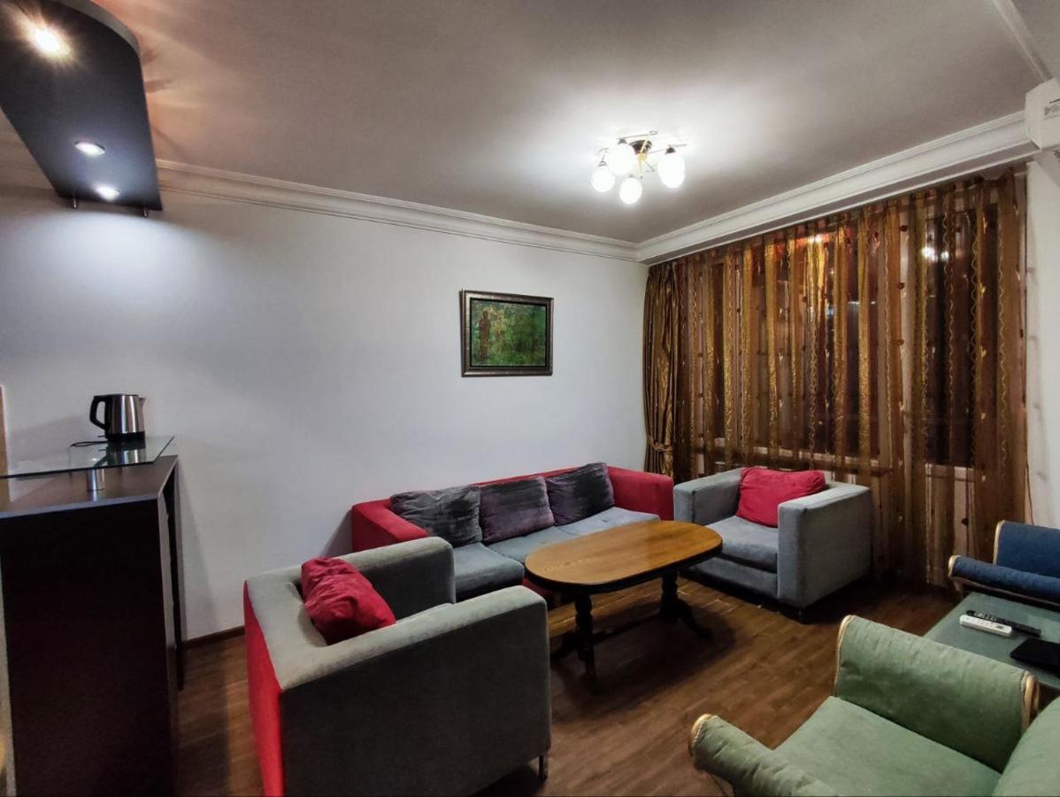 Hotel In Center Of Erévan Extérieur photo